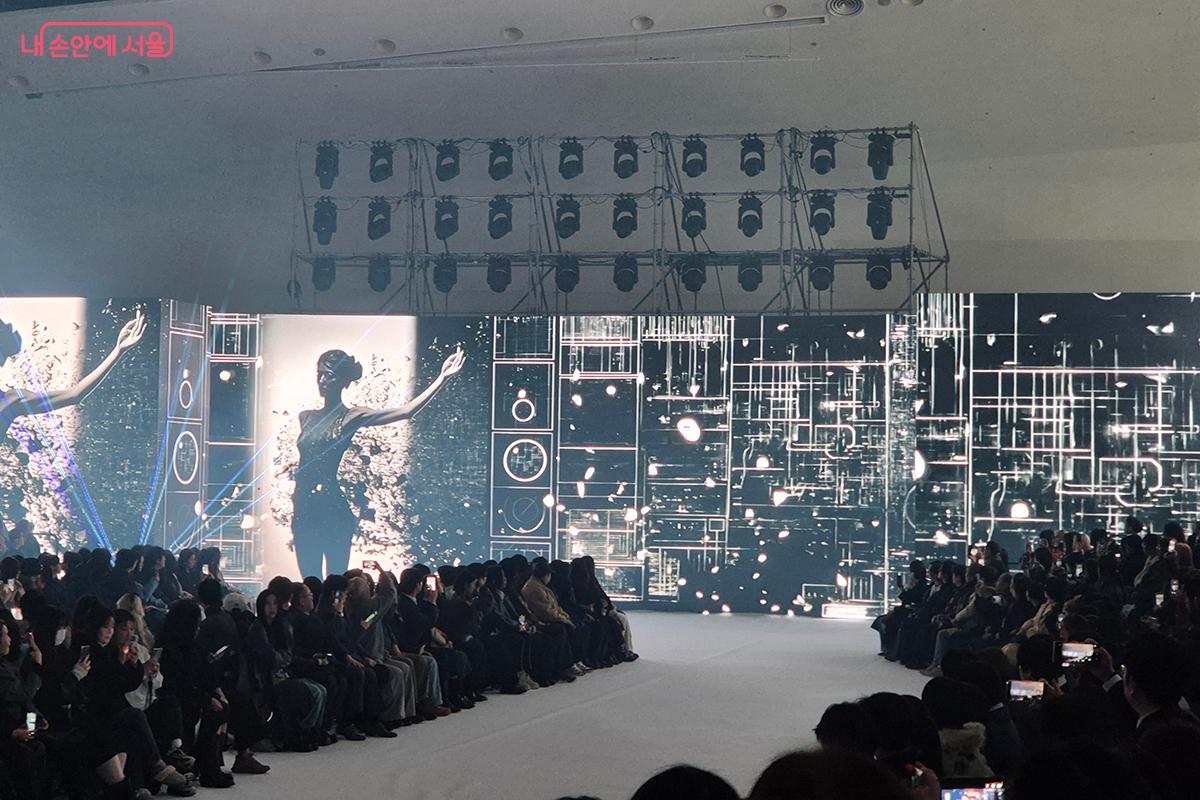 행사가 열린 DDP 아트홀 1관의 약 750석 규모의 런웨이와 10개의 대형 LED 패널 &copy;백승훈