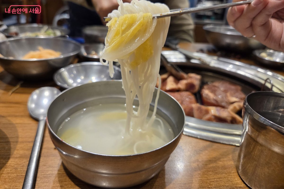  고기가 구워지는 동안 입맛을 돋우는 동치미 국수로 시작~ &copy;장미화