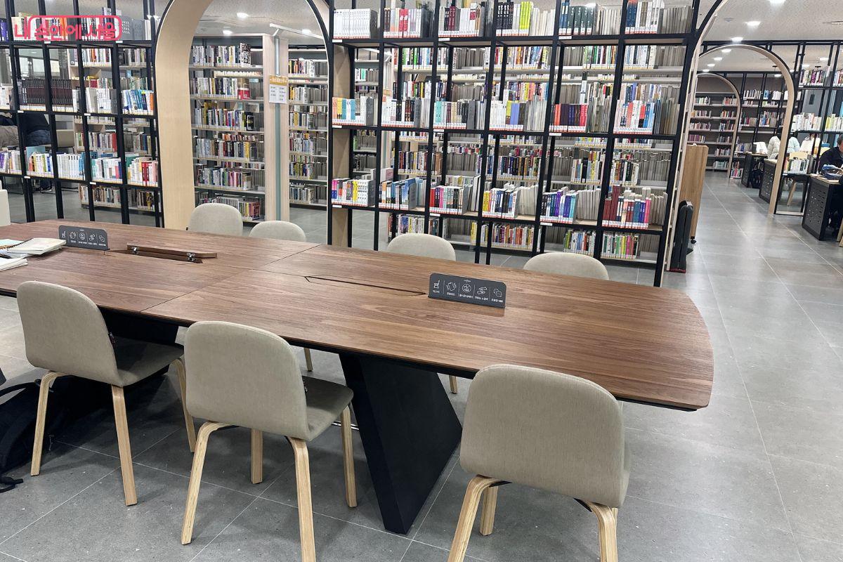 다양한 테이블이 비치돼 있다.&copy;김재형