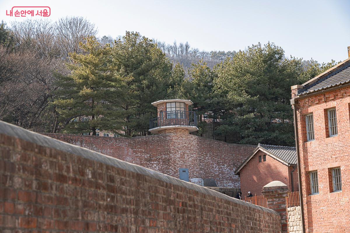 서대문형무소 외부에는 수감자들을 감시하기 위한 망루와 담장이 있다. &copy;김지연