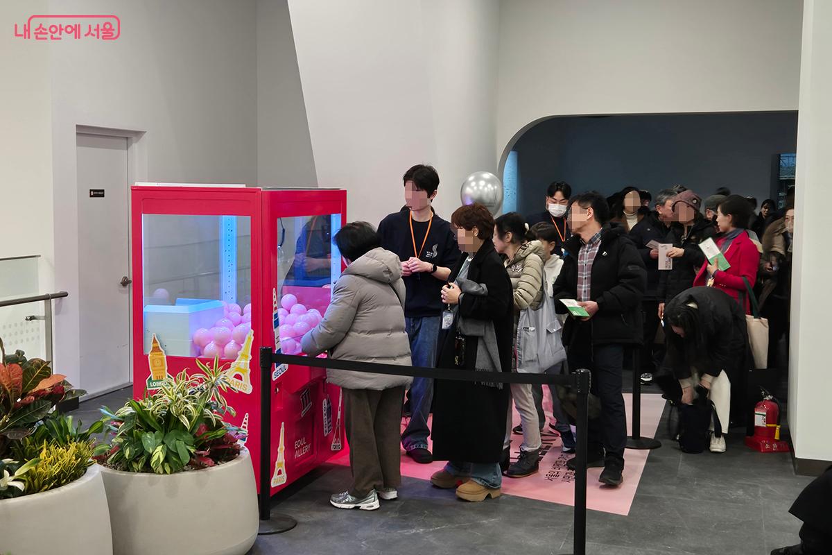 미션 스탬프 투어에 참가해 스탬프 도장을 받는 시민들의 모습