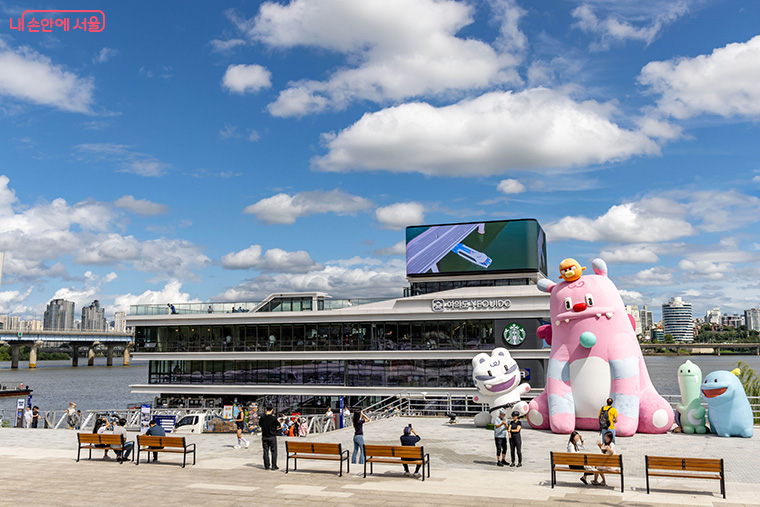 운항 노선은 여의도 선착장을 중심으로 동부와 서부 구간으로 분리 운영한다.