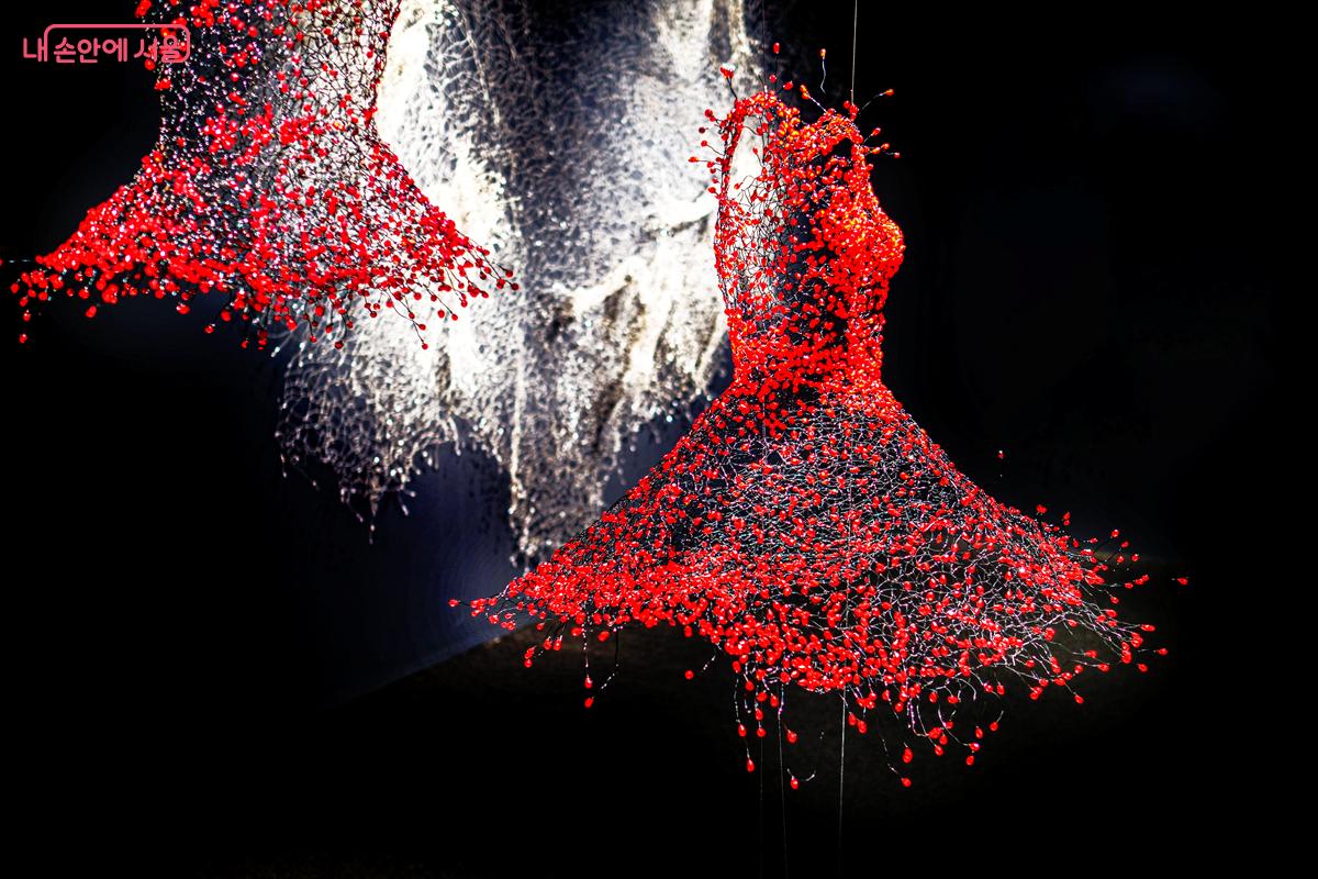 전시 작품들은 단순한 의상이 아닌 '입는 조각 작품'처럼 느껴졌다. &copy;박우영