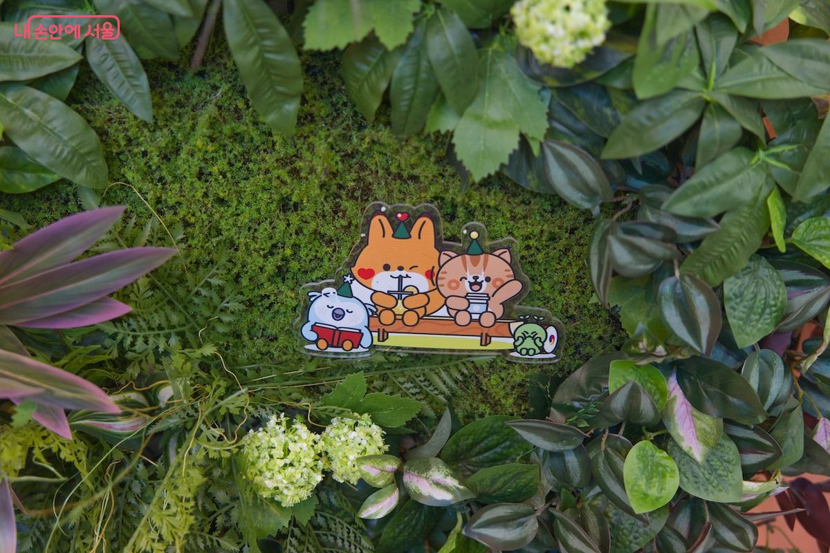 강북구를 대표하는 귀여운 캐릭터들이 장식되어 있다