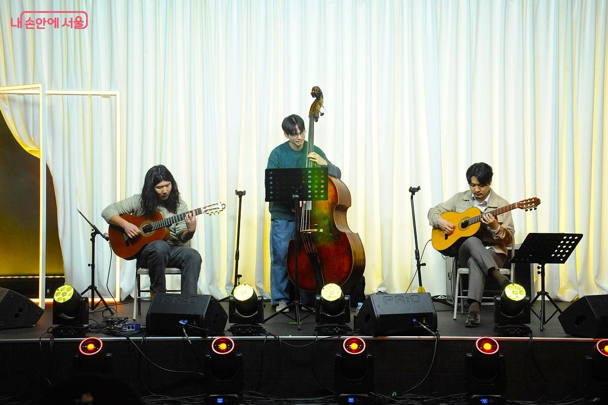 서울갤러리 개관 기념 공연 중인 재즈 트리오 &lsquo;집섬&rsquo; &copy;조수봉