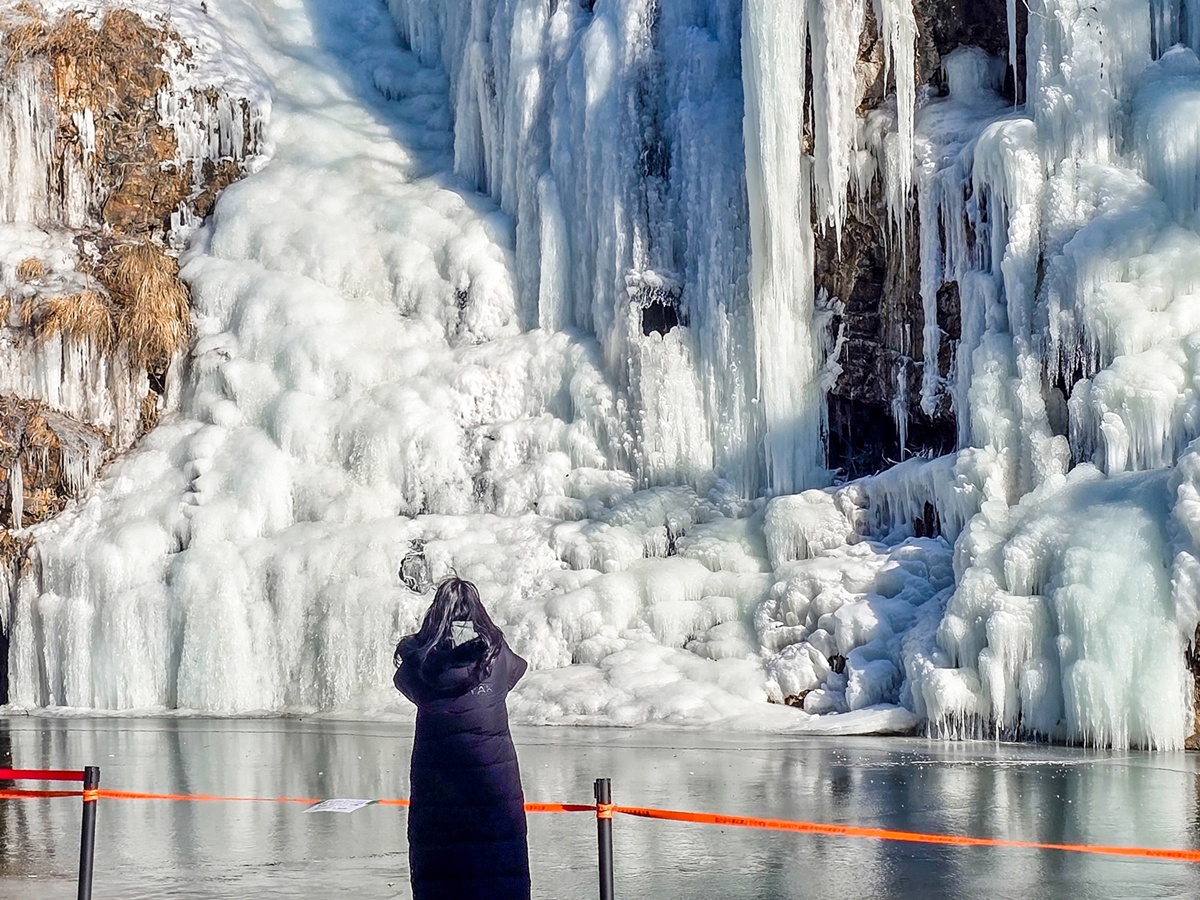 겨울에도 매력적인 수변활력거점 1호 '홍제천', 은빛 빙벽과 투명돔