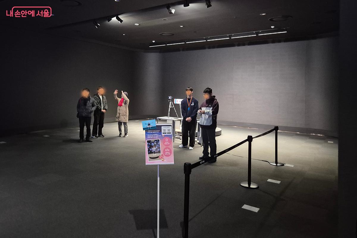 브리핑룸 연단에 서서 &lsquo;미래 서울시장&rsquo;이 되어 사진을 찍는 순간에는 묘한 책임감과 자부심이 느껴진다. &copy;이혜숙