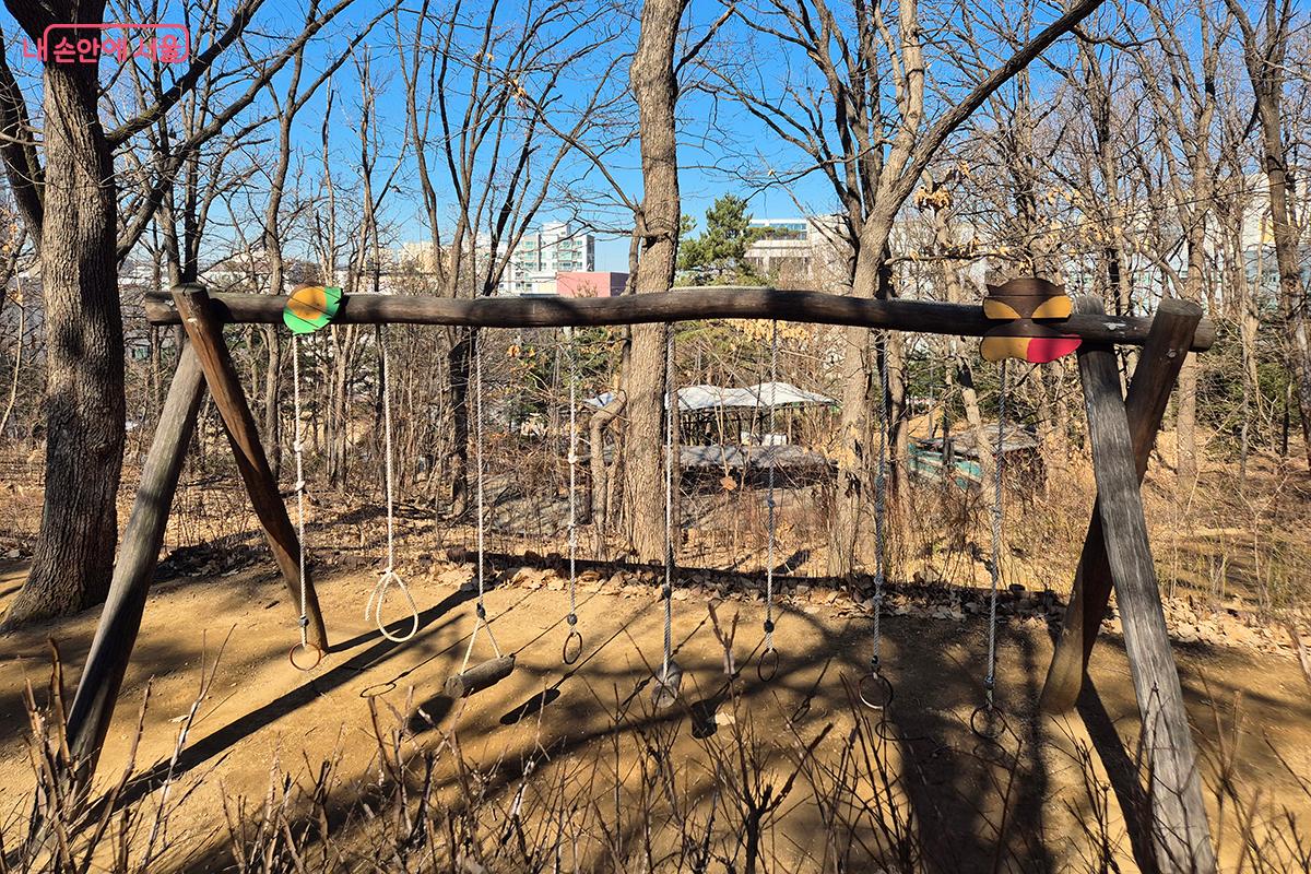 아이들이 자연 속에서 신체를 단련하고 모험심을 기를 수 있도록 나무와 밧줄을 이용해 만든 놀이시설의 모습 ©정향선