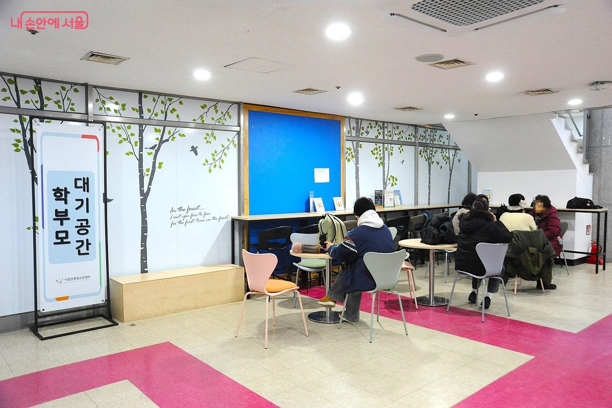 &lsquo;모두의 운동장&rsquo; 옆에는 카페와 학부모 대기 공간도 운영 중이다. &copy;조수봉