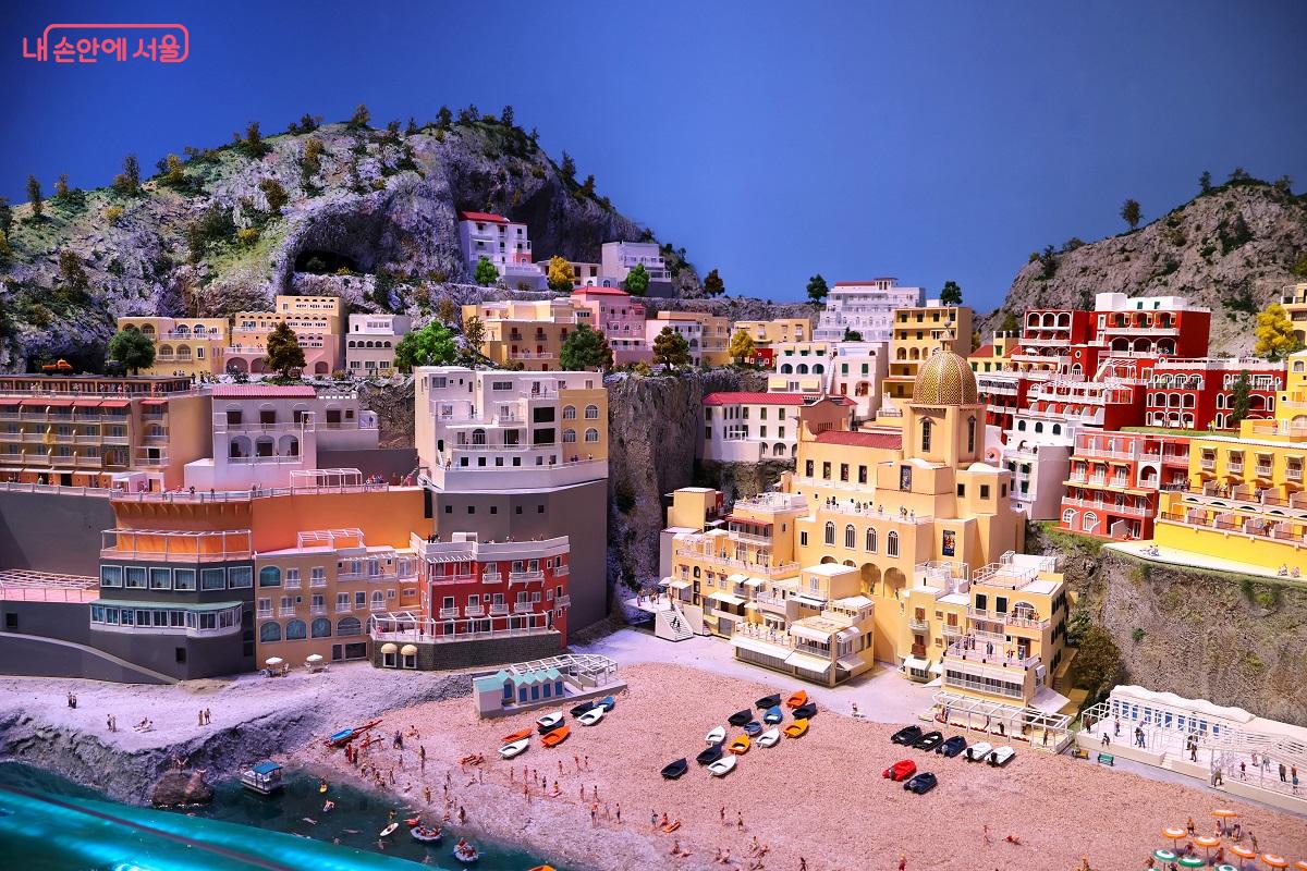 나폴리를 지나 여행 종착지 포시타노 지역: 이탈리아 아말피 코스트의 보석 포시타노는 푸른 티레니아해와 어우러져 환상적인 해안 풍경을 자랑한다. &copy;김대진  