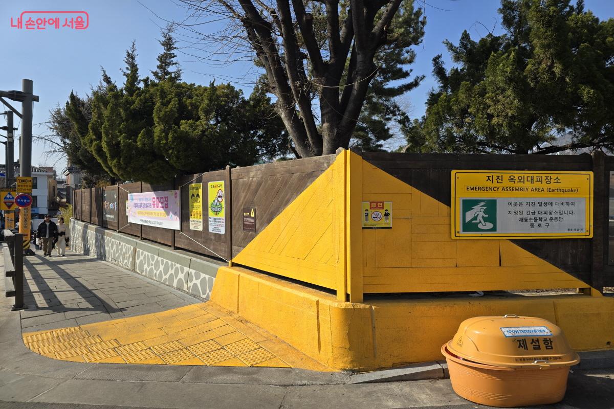 제동초등학교 앞 옐로우 카펫 ⓒ심재혁