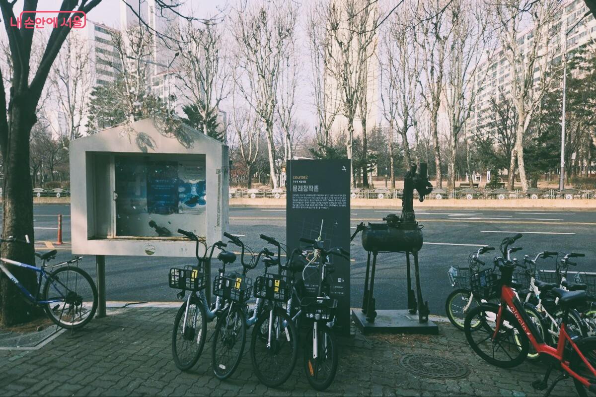 버려진 철 부품으로 만든 거대한 말 조형물로 문래동만의 예술적 정체성을 뽐내고 있다. &copy;김건우