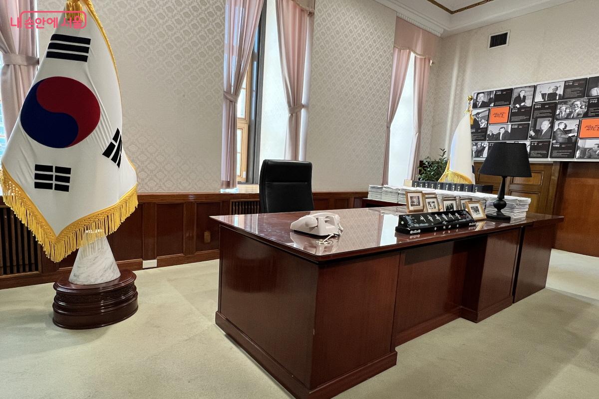 서울시장 집무실 책상에 앉아 기념 사진을 찍어도 된다.ⓒ박지영 