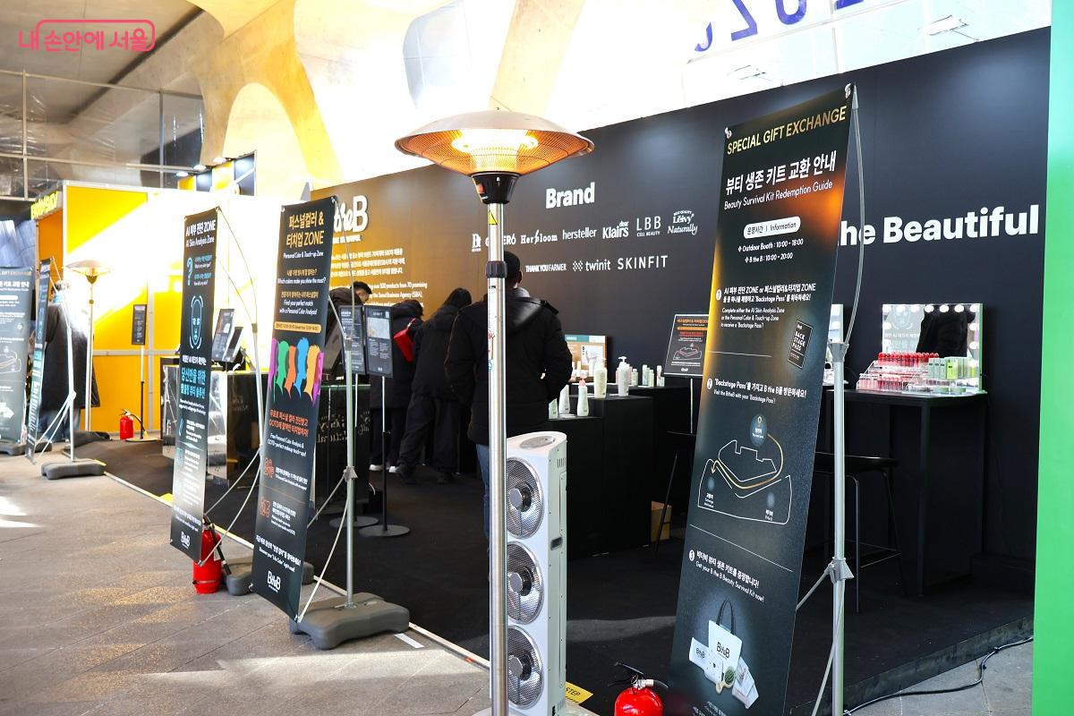 다양한 체험과 진단이 가능한 뷰티 플랫폼 비더비(B the B)와 AI 기반 사진 편집 솔루션 이보토(Evoto) 부스 &copy;이봉덕