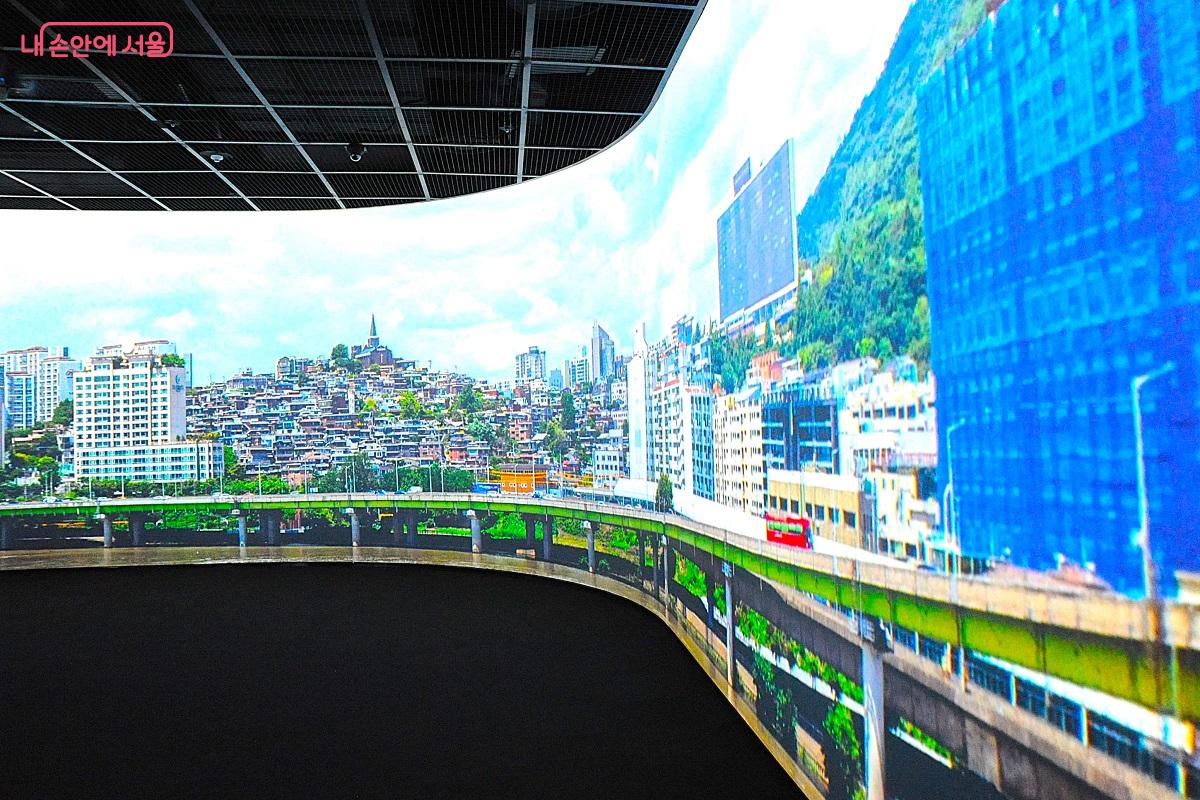 대형 곡선형 미디어월에서는 15분마다 서울을 알리는 &lsquo;미래 서울쇼&rsquo;가 진행된다. &copy;조수봉