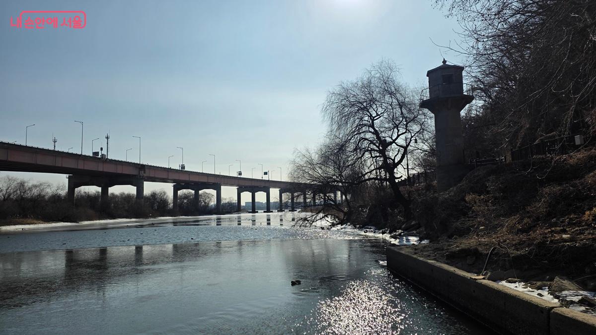방화대교와 행주수위관측소가 자연과 어울려 멋진 풍경을 연출한다. ⓒ최용수