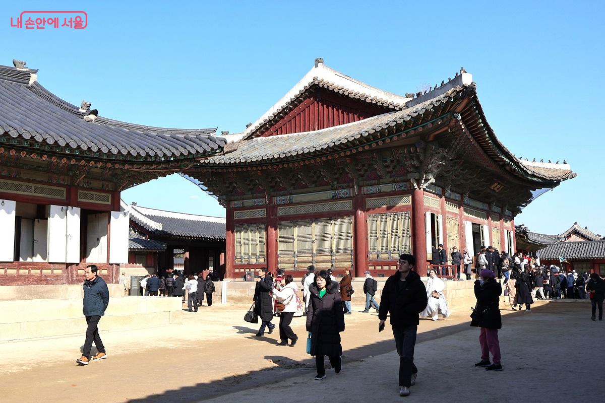 왕의 집무 공간이었던 사정전 마당을 거닐며 역사의 흔적을 직접 체험하는 시민들의 활기찬 모습 &copy;김대진 