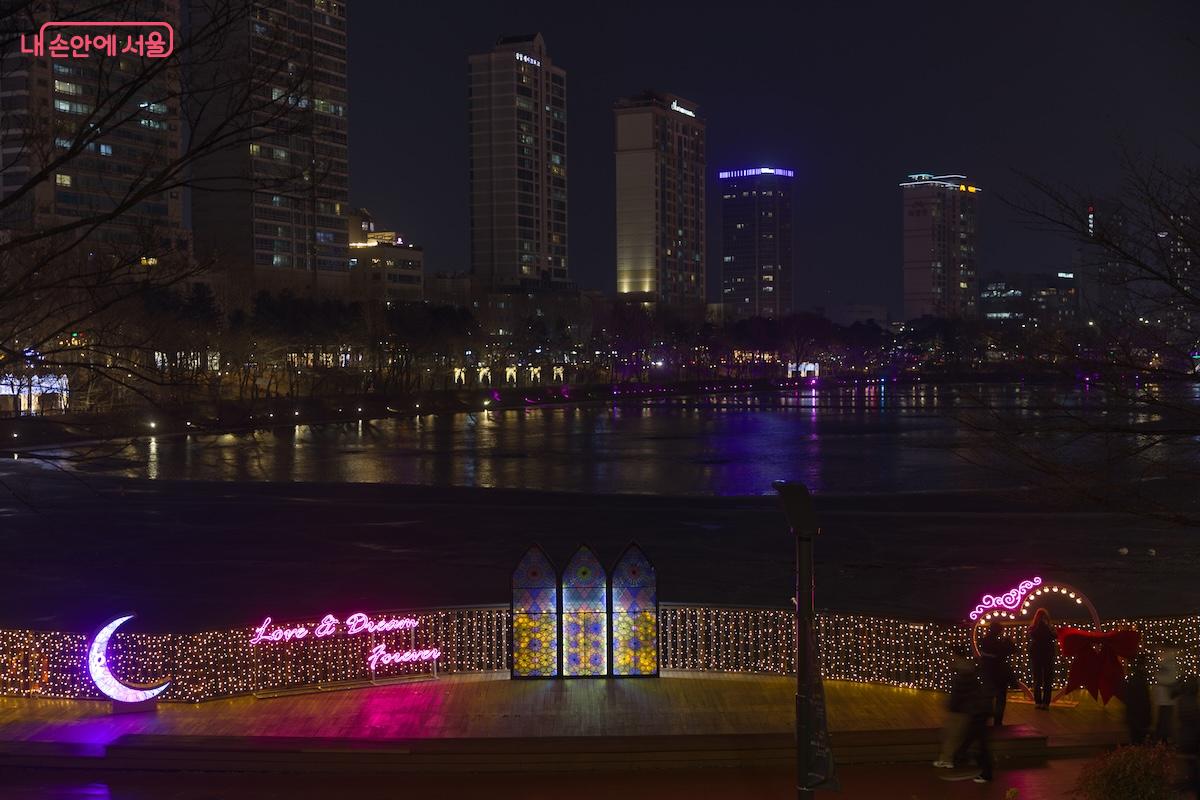 2022년부터 시작 되어 서초구를 대표하는 야간 축제로 자리잡은 모습이다