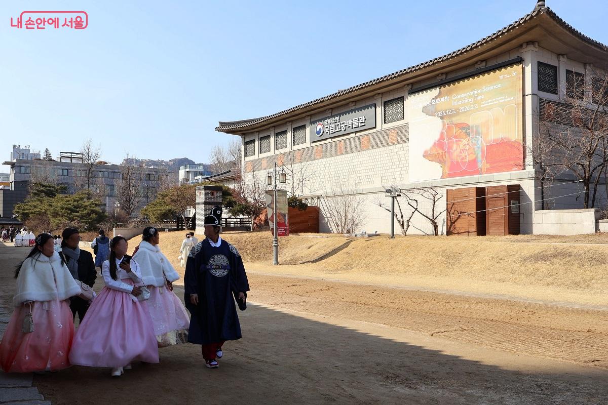 경복궁 서측에 자리한 국립고궁박물관은 조선 왕실의 찬란한 유물을 한눈에 볼 수 있다. &copy;김대진 