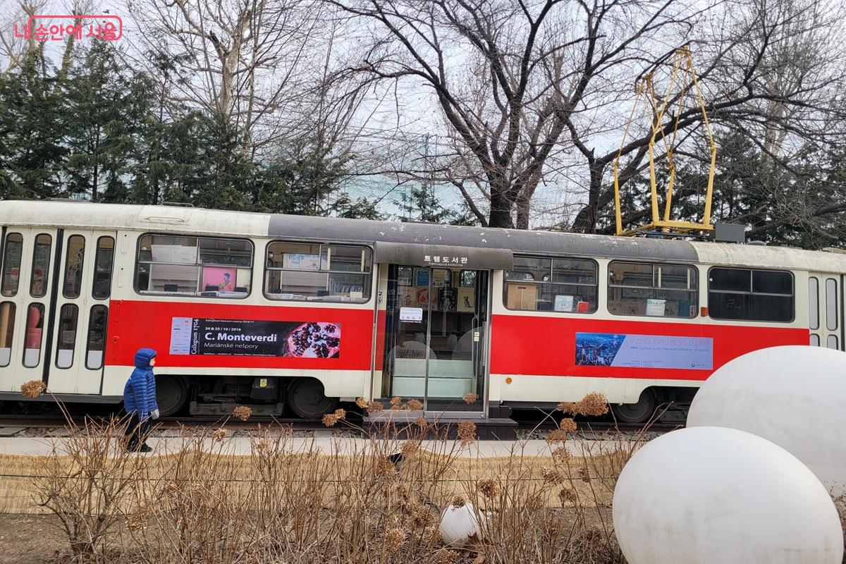 실제 전차를 활용한 &lsquo;트램 도서관&rsquo; &copy;조연