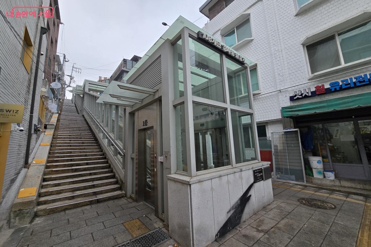 옆에서 본 후암동108계단 경사형 승강기 &copy;조수연