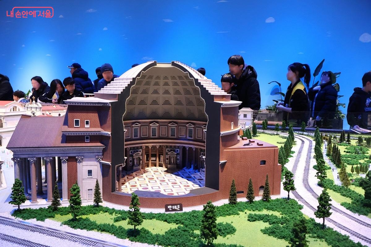 로마 판테온: 기원전 27년 로마의 아그리파가 처음 세운 신전으로, 재건 후 교회로 사용되며 오래 보존할 수 있었다. &copy;김대진 