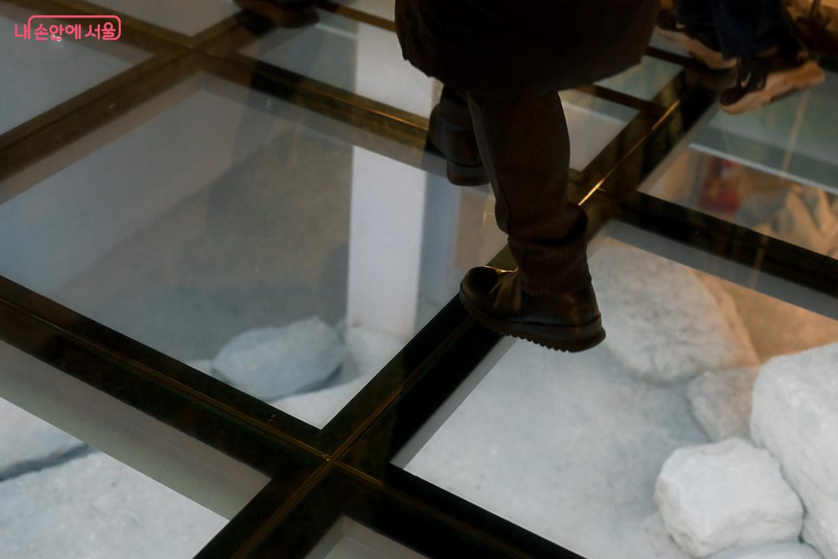 기단 위를 투명한 유리로 설계하여 그 시대를 걸어볼 수 있게끔 설계했다.