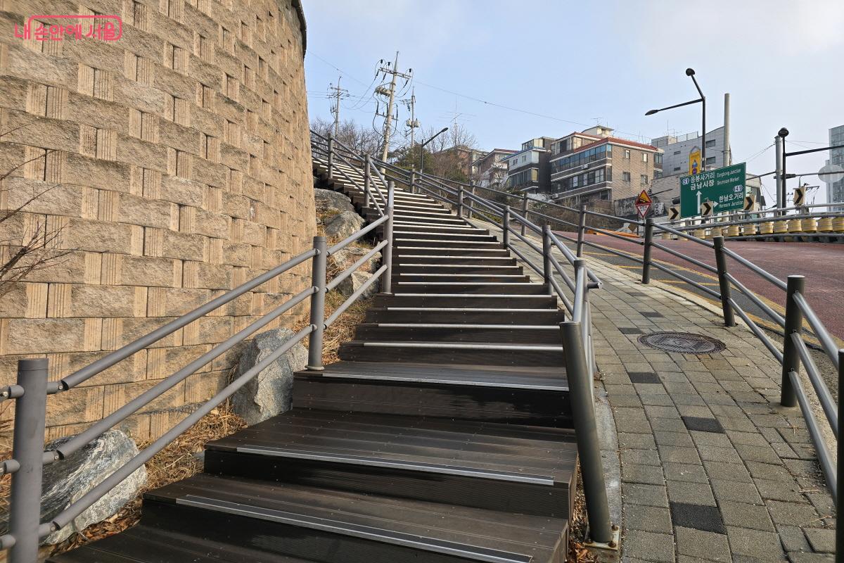 엘리베이터가 없다면, 가파른 계단을 오르내려야 했다. &copy;조수연