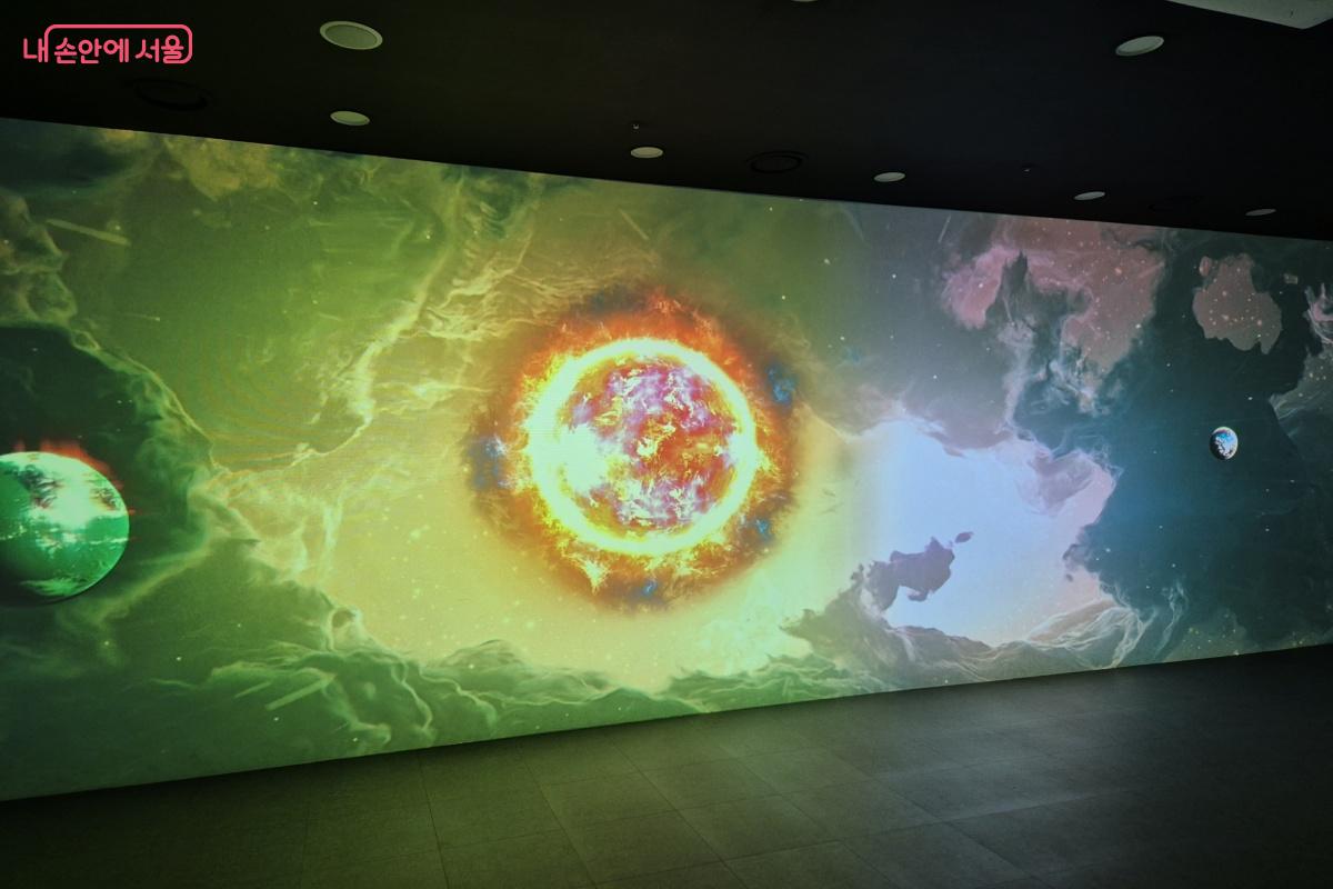 미디어아트형 영상전시입니다.