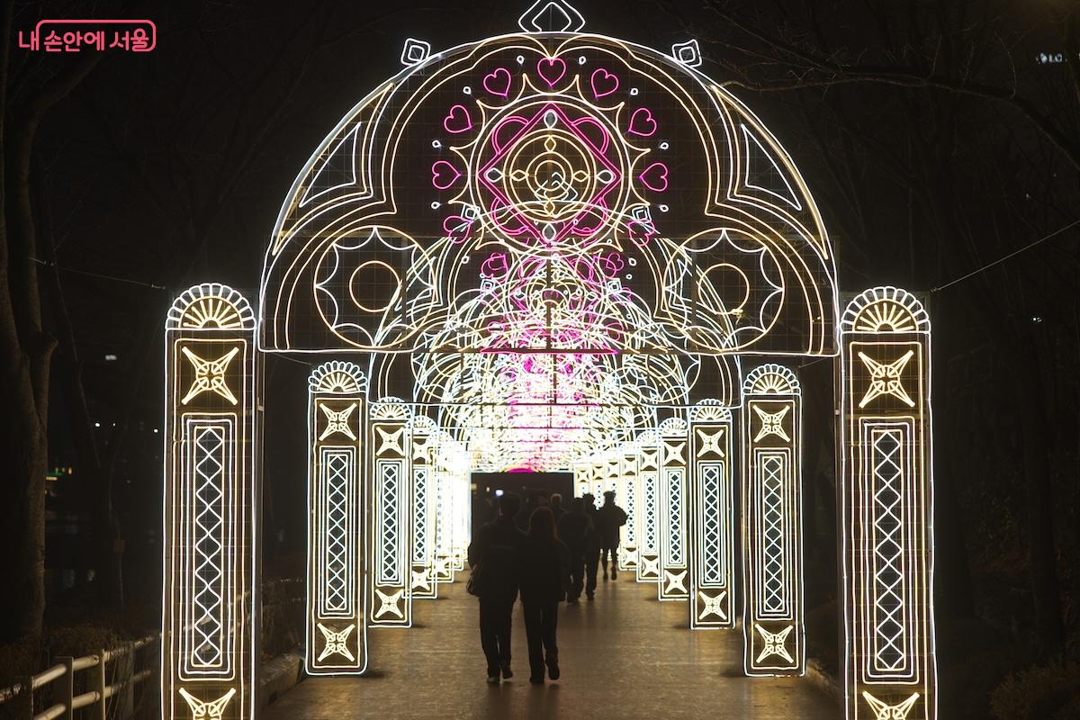 호수 산책로 곳곳에 '루미나리에 터널'이 조성되어 있다