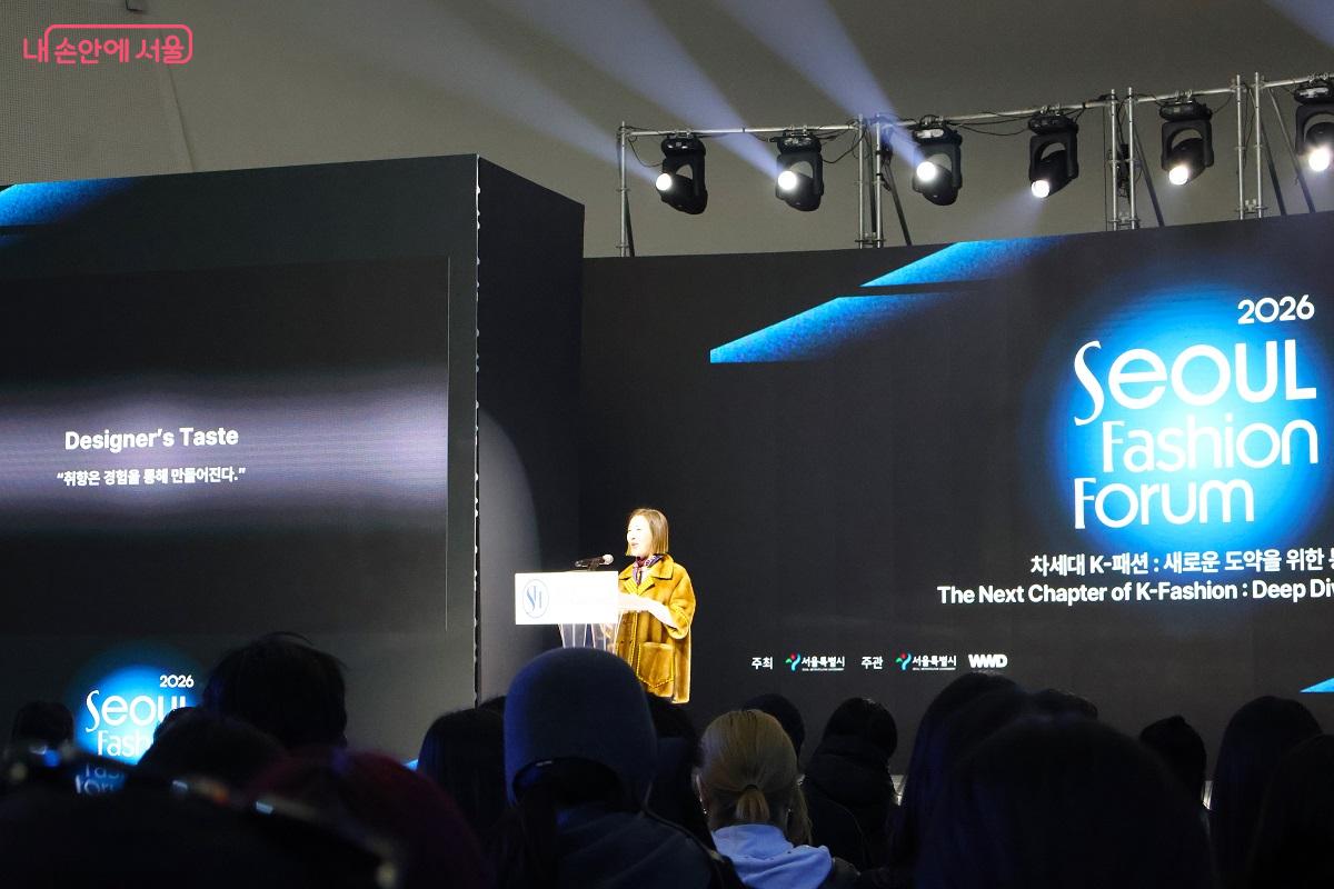 패션포럼 퍼블렉세션 스피커, 분크 석정혜 대표는 K-패션의 문화적 영향력과 성장에 대해 설명하며 "취향은 경험을 통해 만들어진다"고 피력했다. &copy;이봉덕
