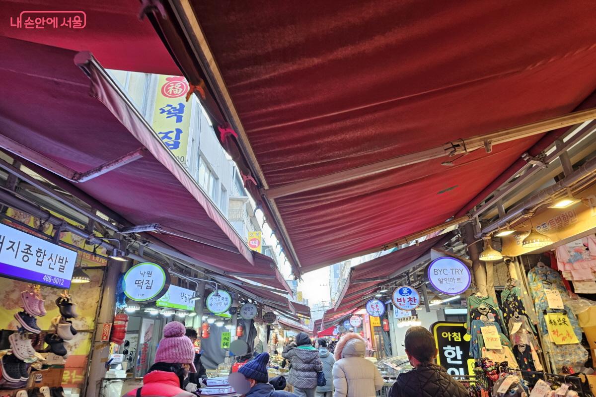 많은 시민들이 설 준비로 전통시장을 찾은 모습 &copy;염지연