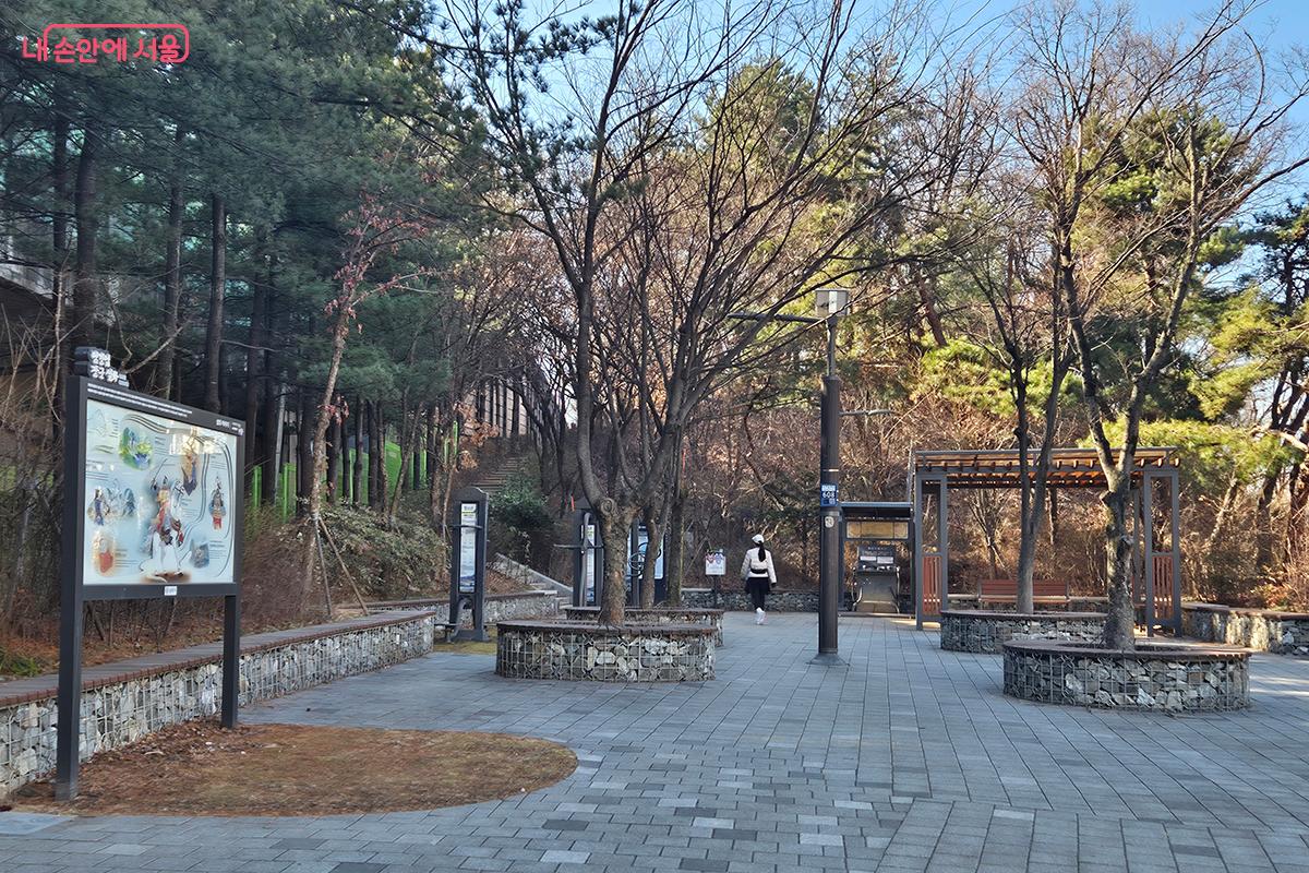 성내4교 옆 경사로를 올라 횡단보도를 건너면 거여고가도로 하부에 조성된 '송파둘레길 장지천 코스'가 나타난다. ©정향선