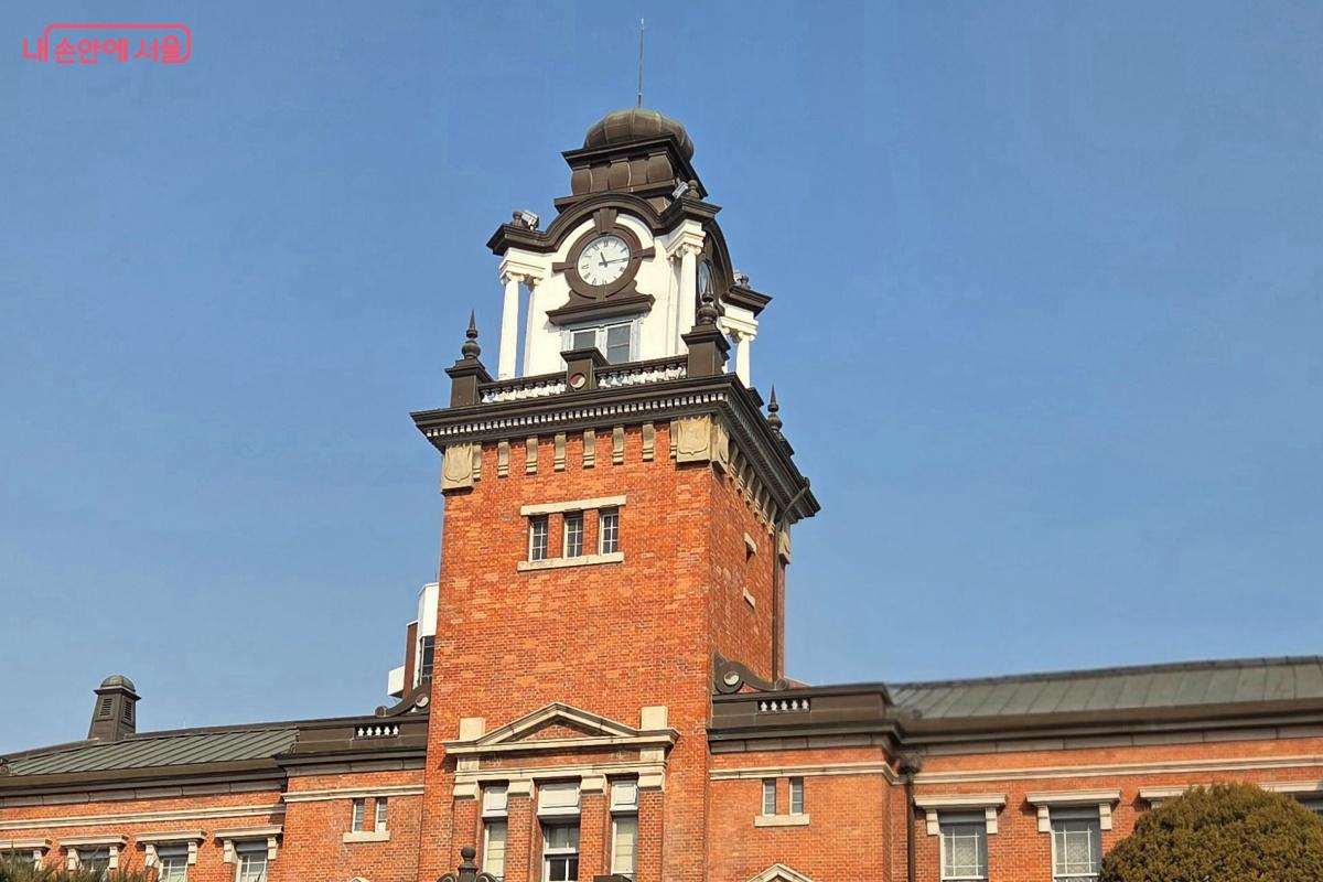 시계탑 전시실 관람으로 더 특별한 시간을 선사한다. ⓒ김미선