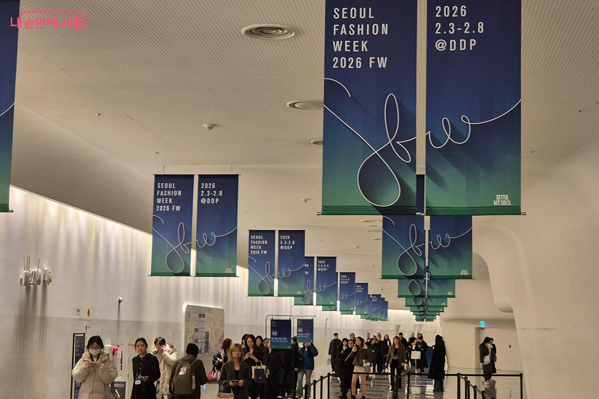2월 3일부터 8일까지 동대문디자인플라자에서 &lsquo;2026 F/W 서울패션위크&rsquo;를 연다. &copy;백승훈