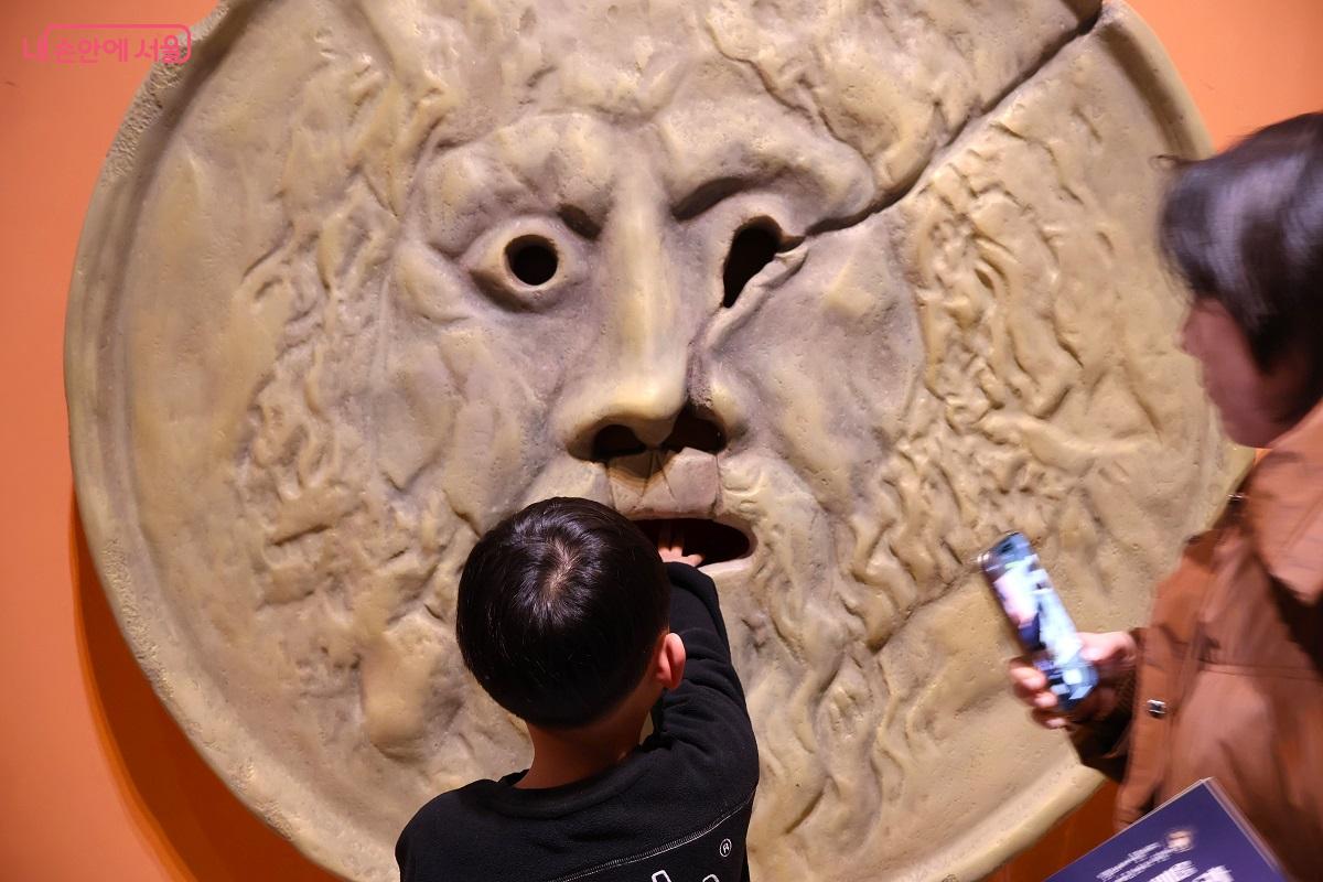 로마 진실의 입: 영화<로마의 휴일>에서 영화 배우 그레고리 팩이 '거짓말쟁이의 손을 삼킨다'라는 전설을 이용해 앤공주 오드리 햅번을 깜짝 놀라게 한 장면으로 유명하다. &copy;김대진  