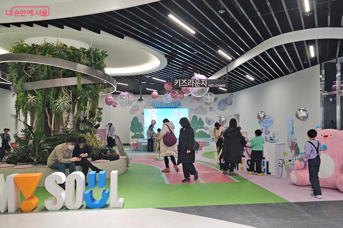 다양한 볼거리를 관람하고 체험하려는 시민들로 북적이는 서울갤러리 ©오도연