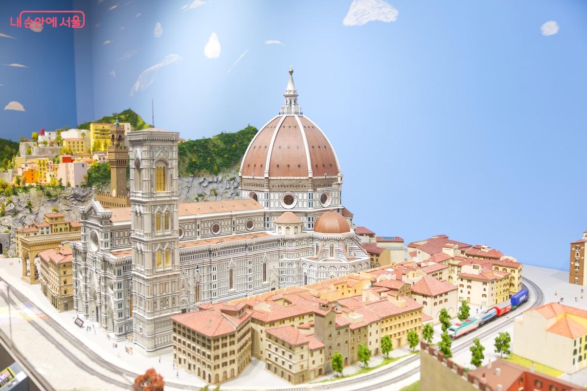 일부 건축물들은 손잡이를 이용하여 360도 회전시킬 수 있어 보는 재미가 있다