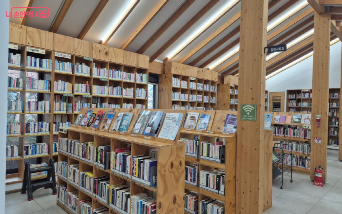 원목 책장에 가득 꽂혀있는 책들 &copy;조현정