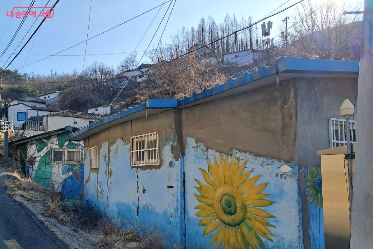 시간이 멈춘 듯한 개미마을 입구에 그려진 해바라기 벽화 &copy;장형진 
