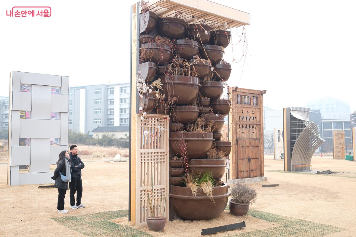 시민들이 에드워드 리의 <살아있는 레스토랑> 벽을 감상하고 있다. &copy;박우영