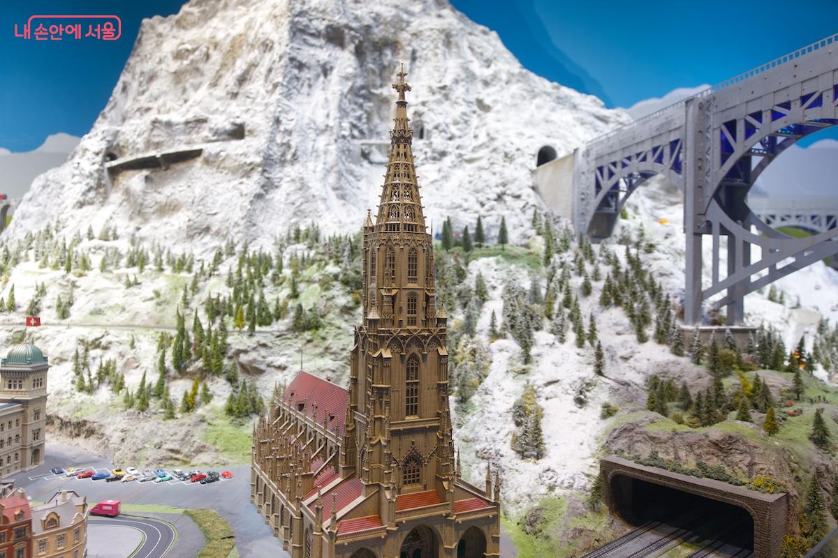 스위스의 멋진 명소와 만년설 설경이 매주 잘 묘사되어 있는 느낌이다