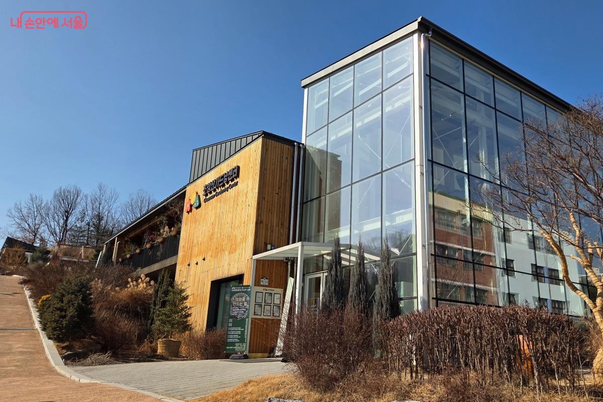 초안산가드닝센터에는 휴식공간, 초록책방, 온실 등이 자리하고 있다. &copy;김미선