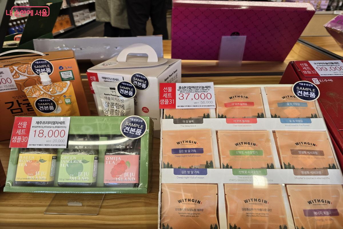 녹차와 차 선물세트도 보인다. ⓒ조수연