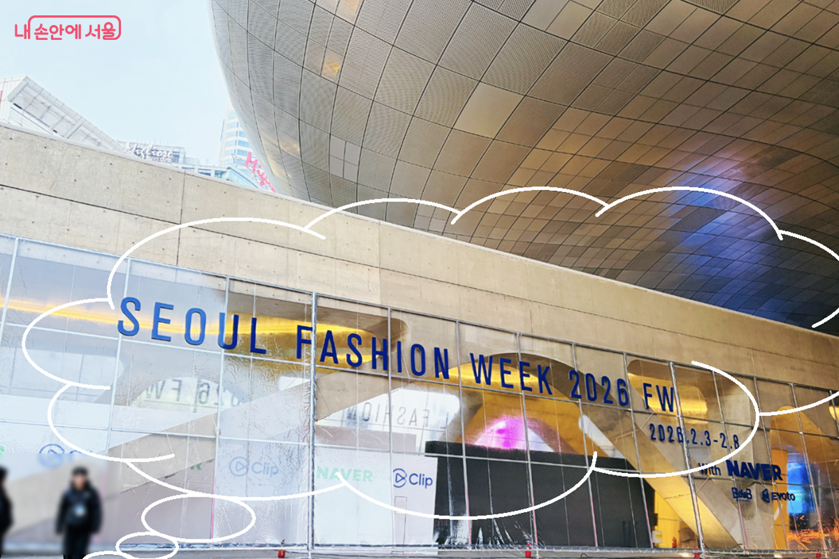 DDP 어울림광장 한쪽에는 패션 브랜드들의 홍보 부스가 마련되었다. &copy;김경선