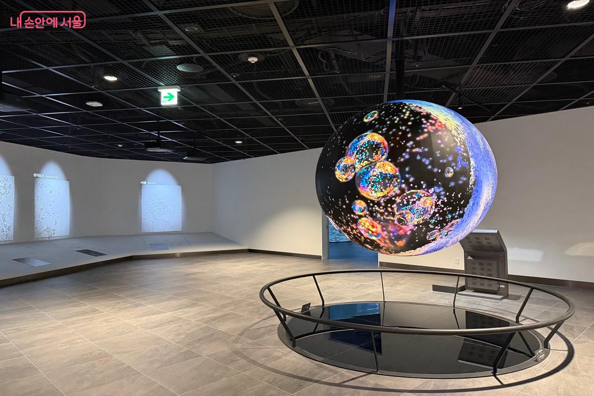 세계 도시를 비교할 수 있는 지구 미디어 스피어 ⓒ우현희