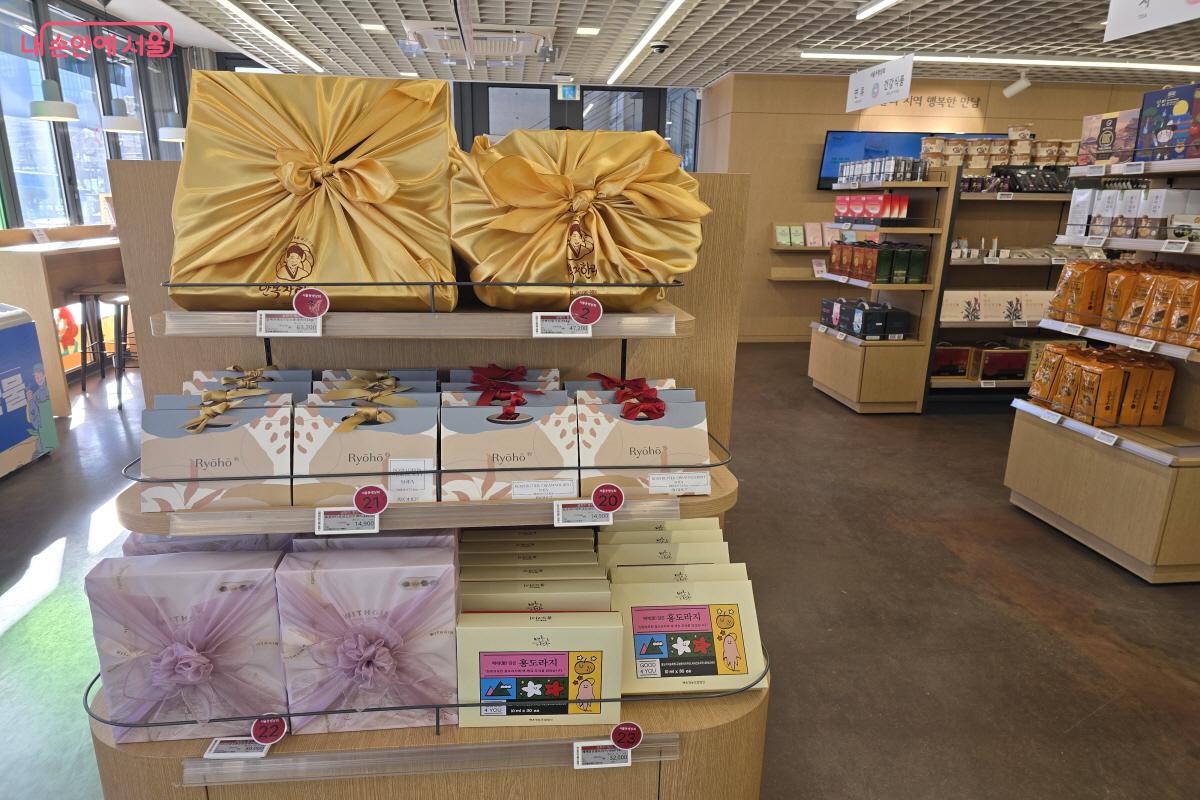 보자기에 싼 선물세트 ⓒ조수연