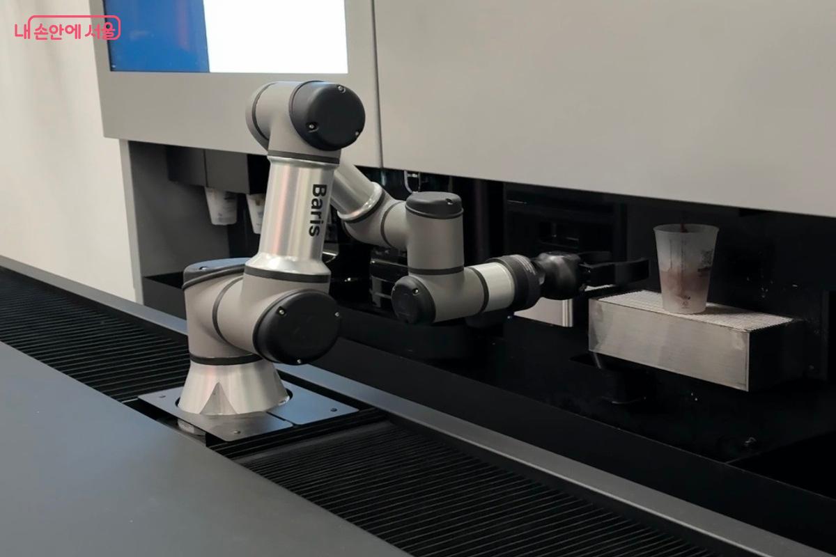 로봇바리스타가 만드는 로봇카페 ⓒ임수영