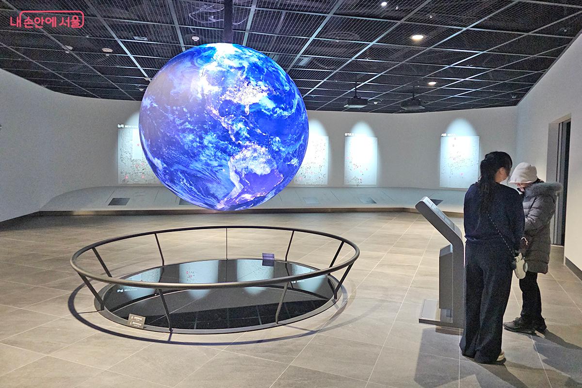 ‘내 친구 서울’ 2관의 '세계도시 월'에서 각국 도시를 배경으로 셀프 사진을 촬영하는 시민들 ©오도연