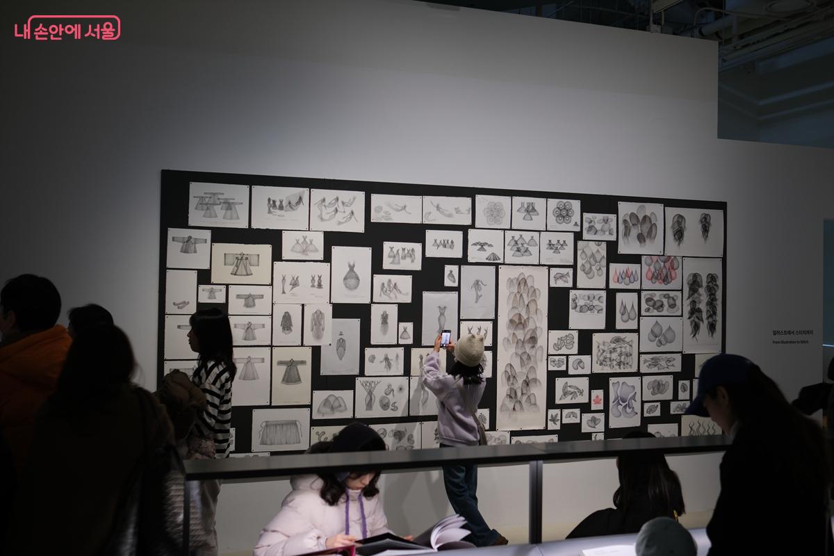 금기숙 작가의 창작 여정을 엿볼 수 있는 공간 '일러스트에서 스티치까지' &copy;박우영